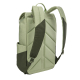 Vue de trois quarts arrière du sac à dos vert mettant en évidence le panneau dorsal et les bretelles matelassées, sans personnal Vue de trois quarts arrière du sac à dos vert mettant en évidence le panneau dorsal et les bretelles matelassées, sans personnal