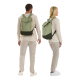 Homme et femme portant le sac à dos vert, vus de dos et de trois quarts, sans marquage visible sur le sac. Homme et femme portant le sac à dos vert, vus de dos et de trois quarts, sans marquage visible sur le sac.