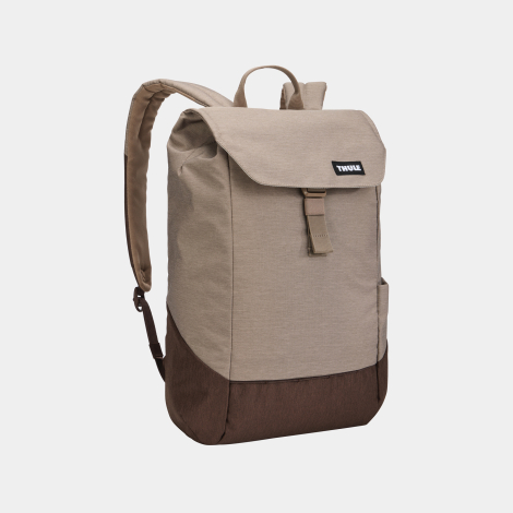 Sac à dos beige vu de trois quarts avant avec rabat de fermeture et poche latérale, sans marquage visible sur la face avant.