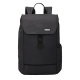 Sac à dos noir vu de face avec rabat de fermeture, poche principale et poche latérale, sans marquage visible sur la face avant. Sac à dos noir vu de face avec rabat de fermeture, poche principale et poche latérale, sans marquage visible sur la face avant.