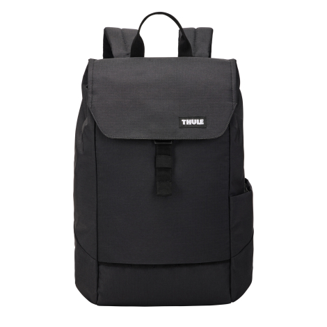 Sac à dos noir vu de face avec rabat de fermeture, poche principale et poche latérale, sans marquage visible sur la face avant.
