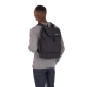 Homme portant un sac à dos noir sur le dos, sans marquage visible sur le sac. Homme portant un sac à dos noir sur le dos, sans marquage visible sur le sac.