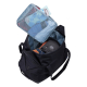 Sac de voyage ouvert avec une pochette de rangement amovible sortie du compartiment principal, sans personnalisation visible. Sac de voyage ouvert avec une pochette de rangement amovible sortie du compartiment principal, sans personnalisation visible.