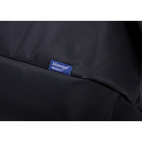 Gros plan sur l'étiquette textile du sac de voyage, sans marquage visible.