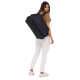 Femme portant le sac de voyage sur le dos en configuration sac à dos, sans personnalisation visible. Femme portant le sac de voyage sur le dos en configuration sac à dos, sans personnalisation visible.