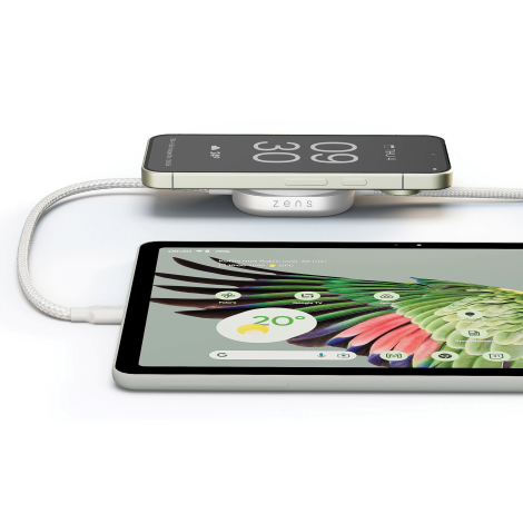 Câble de recharge USB-C utilisé pour recharger simultanément un smartphone posé sur le module de charge et une tablette reliée p