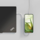 Câble de recharge USB-C relié à un ordinateur portable et à un smartphone posé à côté, illustrant une utilisation simultanée des Câble de recharge USB-C relié à un ordinateur portable et à un smartphone posé à côté, illustrant une utilisation simultanée des