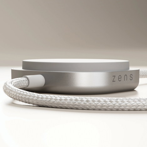 Gros plan sur le module de charge circulaire en aluminium relié au câble tressé, mettant en évidence sa finition métallique et l