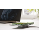 Câble de recharge USB-C utilisé avec un ordinateur portable et un smartphone posé sur le module de charge, illustrant une rechar Câble de recharge USB-C utilisé avec un ordinateur portable et un smartphone posé sur le module de charge, illustrant une rechar