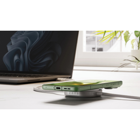 Câble de recharge USB-C utilisé avec un ordinateur portable et un smartphone posé sur le module de charge, illustrant une rechar