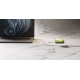 Vue d'ensemble d'un ordinateur portable relié au câble de recharge USB-C, avec le smartphone connecté au module de charge posé s Vue d'ensemble d'un ordinateur portable relié au câble de recharge USB-C, avec le smartphone connecté au module de charge posé s
