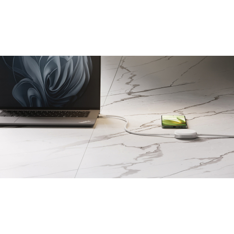 Vue d'ensemble d'un ordinateur portable relié au câble de recharge USB-C, avec le smartphone connecté au module de charge posé s