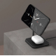 Chargeur de bureau en situation d'utilisation avec un smartphone fixé sur le support magnétique et des écouteurs sans fil posés Chargeur de bureau en situation d'utilisation avec un smartphone fixé sur le support magnétique et des écouteurs sans fil posés