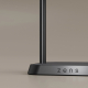 Gros plan sur la partie avant du socle et la base du support vertical, mettant en évidence la finition métallique du chargeur, s Gros plan sur la partie avant du socle et la base du support vertical, mettant en évidence la finition métallique du chargeur, s