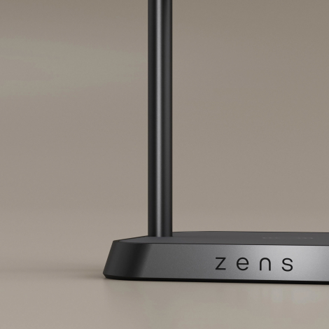 Gros plan sur la partie avant du socle et la base du support vertical, mettant en évidence la finition métallique du chargeur, s