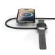 Câble de recharge utilisé avec un smartphone posé sur le module de charge principal et une montre connectée placée sur le module Câble de recharge utilisé avec un smartphone posé sur le module de charge principal et une montre connectée placée sur le module