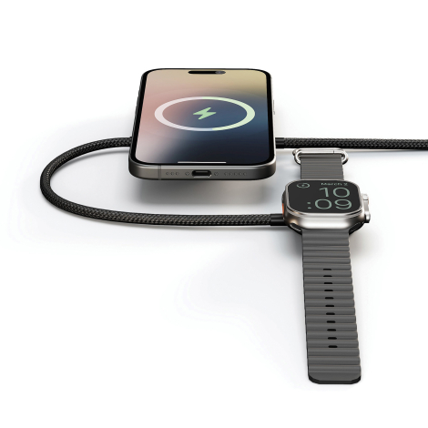 Câble de recharge utilisé avec un smartphone posé sur le module de charge principal et une montre connectée placée sur le module