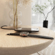 Câble de recharge utilisé sur une table avec un smartphone et une montre connectée en cours de charge dans un environnement inté Câble de recharge utilisé sur une table avec un smartphone et une montre connectée en cours de charge dans un environnement inté