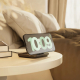 Chargeur magnétique de table de nuit utilisé sur une table de chevet avec un smartphone affiché en position horizontale, sans pe Chargeur magnétique de table de nuit utilisé sur une table de chevet avec un smartphone affiché en position horizontale, sans pe