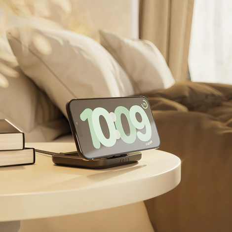 Chargeur magnétique de table de nuit utilisé sur une table de chevet avec un smartphone affiché en position horizontale, sans pe