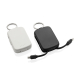 Deux porte-clés powerbank, noir et blanc, présentés côte à côte avec câble de charge intégré déployé, sans personnalisation visi Deux porte-clés powerbank, noir et blanc, présentés côte à côte avec câble de charge intégré déployé, sans personnalisation visi