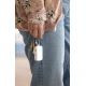 Personne tenant un porte-clés powerbank blanc accroché à un trousseau de clés, sans personnalisation visible. Personne tenant un porte-clés powerbank blanc accroché à un trousseau de clés, sans personnalisation visible.
