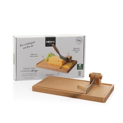 Coupe-fromage présenté sur sa planche en bois devant son emballage, sans fromage.