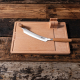 Coupe-fromage posé sur sa planche en bois sur une table rustique, sans personnalisation visible sur la planche. Coupe-fromage posé sur sa planche en bois sur une table rustique, sans personnalisation visible sur la planche.