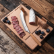 Ensemble à fromage présenté avec des tranches de saucisson, un morceau de saucisson et quelques myrtilles, sans personnalisation Ensemble à fromage présenté avec des tranches de saucisson, un morceau de saucisson et quelques myrtilles, sans personnalisation