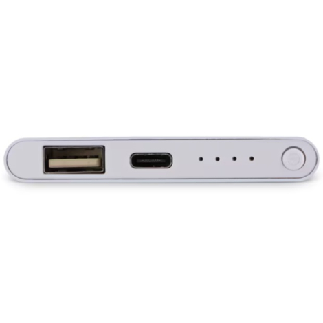 Gros plan sur la tranche de la batterie externe, mettant en évidence les ports USB-A, USB-C, les voyants de charge et le bouton 