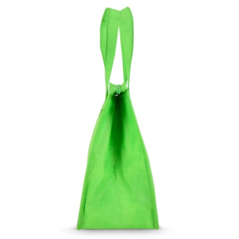 Profil du sac isotherme vert en PET recyclé mettant en évidence son soufflet latéral.