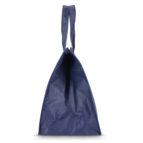 Profil du sac isotherme bleu marine en PET recyclé mettant en évidence son soufflet latéral.