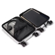 Valise cabine blanche ouverte avec vêtements, ordinateur portable et casque rangés à l'intérieur. Valise cabine blanche ouverte avec vêtements, ordinateur portable et casque rangés à l'intérieur.