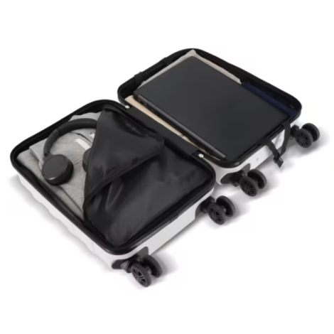 Valise cabine blanche ouverte avec vêtements, ordinateur portable et casque rangés à l'intérieur.