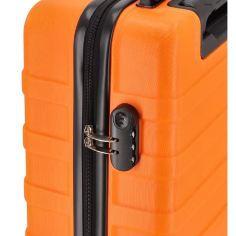 Gros plan sur la serrure à combinaison de la valise cabine orange.