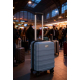 Valise cabine bleue présentée dans un hall de gare. Valise cabine bleue présentée dans un hall de gare.