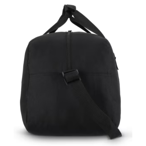 Sac de sport et de voyage présenté de profil en coloris noir, mettant en évidence son épaisseur et sa bandoulière réglable.