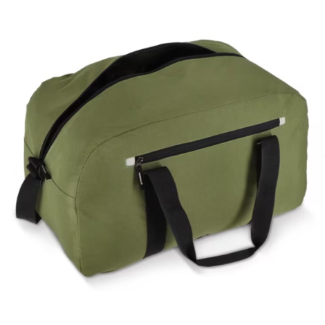 Sac de sport et de voyage présenté de trois quarts avec son compartiment principal ouvert.