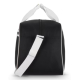 Sac de sport et de voyage présenté de profil en coloris noir, mettant en évidence son épaisseur et sa bandoulière réglable. Sac de sport et de voyage présenté de profil en coloris noir, mettant en évidence son épaisseur et sa bandoulière réglable.