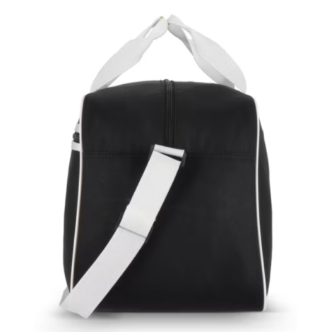 Sac de sport et de voyage présenté de profil en coloris noir, mettant en évidence son épaisseur et sa bandoulière réglable.