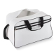 Sac de sport et de voyage présenté de trois quarts en coloris blanc, sans personnalisation visible sur la face avant. Sac de sport et de voyage présenté de trois quarts en coloris blanc, sans personnalisation visible sur la face avant.