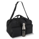 Sac de sport et de voyage présenté de trois quarts avec une gourde placée dans la poche en filet, sans personnalisation visible Sac de sport et de voyage présenté de trois quarts avec une gourde placée dans la poche en filet, sans personnalisation visible
