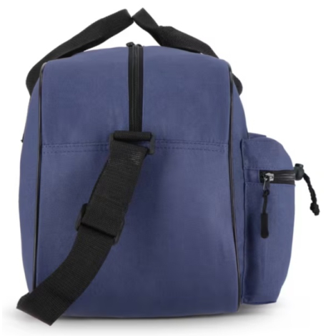 Sac de sport et de voyage présenté de profil en coloris bleu, mettant en évidence son épaisseur, sa bandoulière réglable et une 