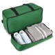 Sac de sport et de voyage ouvert montrant le compartiment inférieur séparant une paire de chaussures et des vêtements. Sac de sport et de voyage ouvert montrant le compartiment inférieur séparant une paire de chaussures et des vêtements.