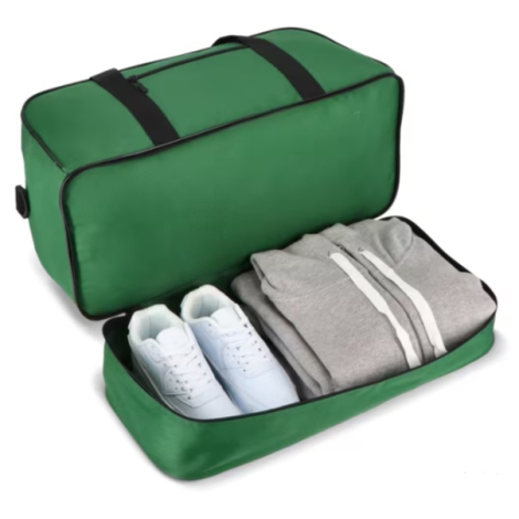 Sac de sport et de voyage ouvert montrant le compartiment inférieur séparant une paire de chaussures et des vêtements.
