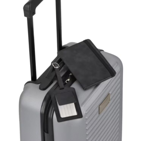 Set de voyage fixé à la poignée d'une valise.
