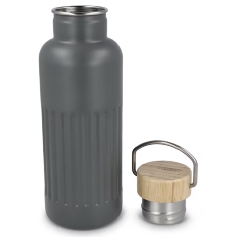 Bouteille isotherme présentée sans son bouchon, avec le bouchon en bambou placé à côté.