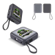Powerbank carrée avec dragonne présentée sous plusieurs vues, avec personnalisation visible sur le dessus sur certaines vues et Powerbank carrée avec dragonne présentée sous plusieurs vues, avec personnalisation visible sur le dessus sur certaines vues et