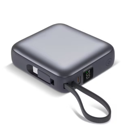 Powerbank vue en perspective avec écran LED, bouton, connectiques et dragonne, sans personnalisation visible sur le dessus.