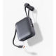 Powerbank suspendue par sa dragonne avec un câble USB-C intégré partiellement déployé et un connecteur Lightning visible. Powerbank suspendue par sa dragonne avec un câble USB-C intégré partiellement déployé et un connecteur Lightning visible.